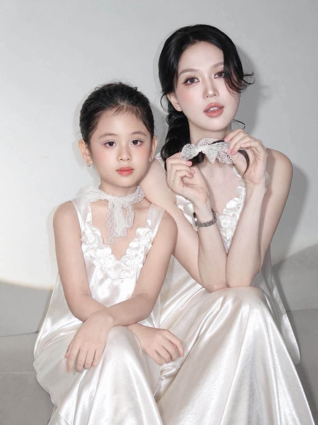 Cháu gái được Ngọc Trinh nuôi từ bé càng lớn càng xinh đẹp, nhìn qua tưởng bản sao của cô lúc nhỏ - Ảnh 2.