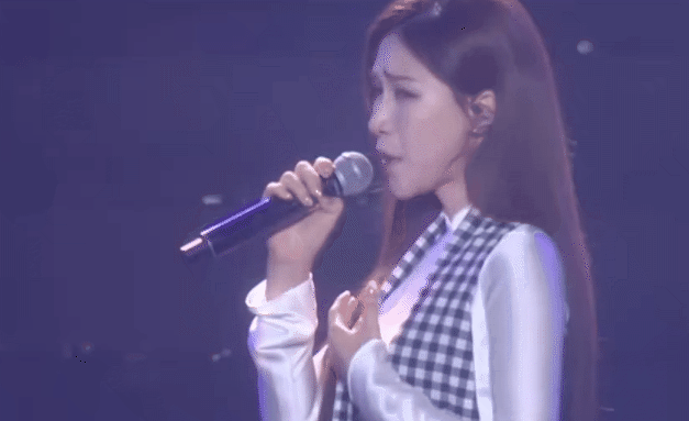 Giọt nước mắt khiến cả nước xúc động của Hòa Minzy - Ảnh 2.
