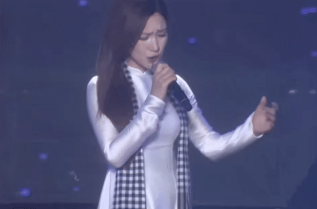 Giọt nước mắt khiến cả nước xúc động của Hòa Minzy - Ảnh 1.