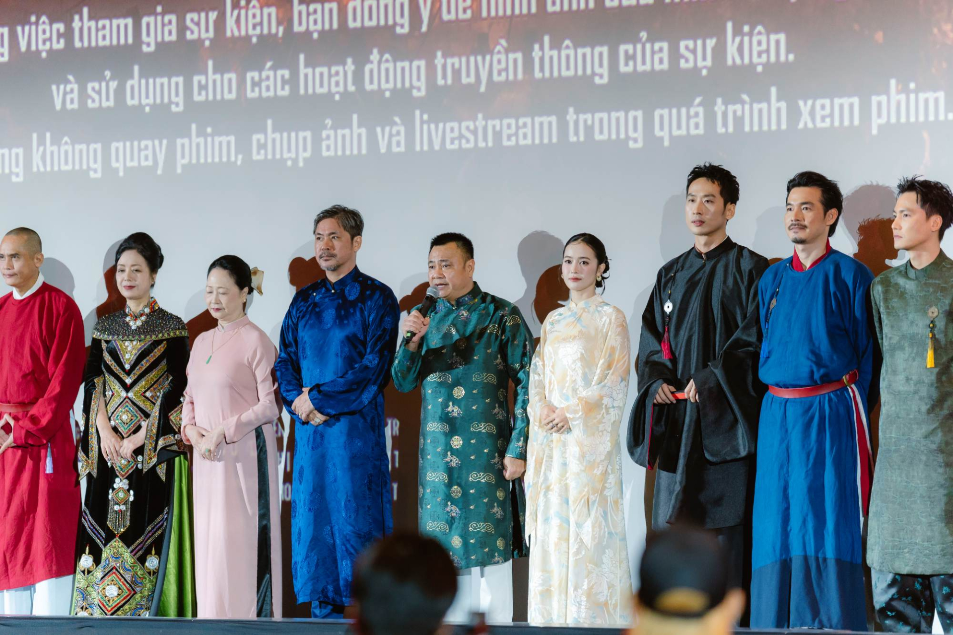 "Hộ linh tr&aacute;ng sĩ" ra mắt gần 3.000 kh&aacute;n giả tại Ninh B&igrave;nh, NSND Xu&acirc;n Bắc: "Ch&uacute;ng ta c&oacute; lịch sử oai h&ugrave;ng" - Ảnh 1.
