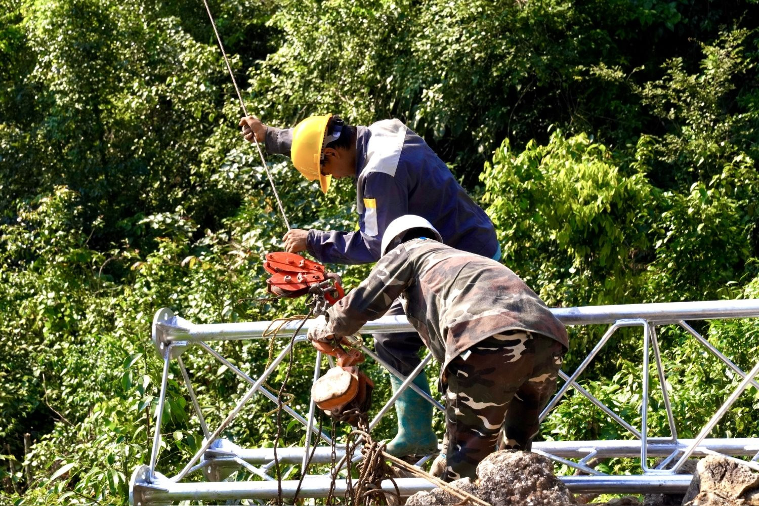 Viettel đưa s&oacute;ng l&ecirc;n n&uacute;i Cao Bằng: D&ugrave;ng động cơ xe m&aacute;y cũ k&eacute;o h&agrave;ng tấn sắt th&eacute;p l&ecirc;n đồi cao - Ảnh 1.
