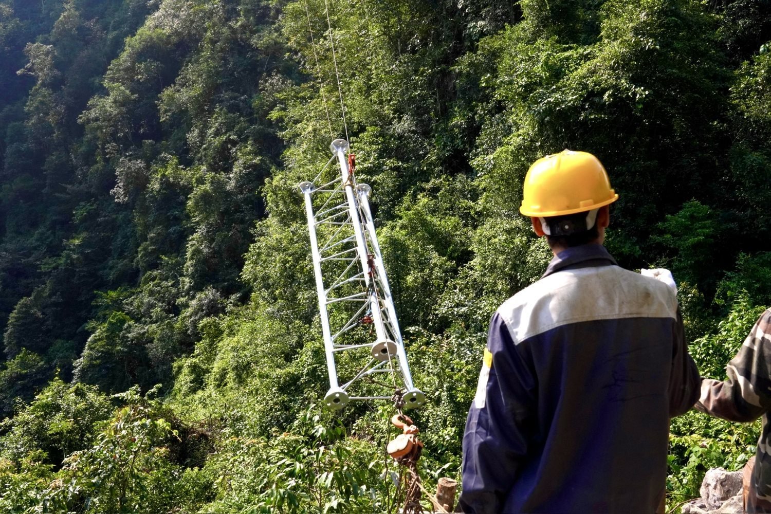 Viettel đưa s&oacute;ng l&ecirc;n n&uacute;i Cao Bằng: D&ugrave;ng động cơ xe m&aacute;y cũ k&eacute;o h&agrave;ng tấn sắt th&eacute;p l&ecirc;n đồi cao - Ảnh 3.