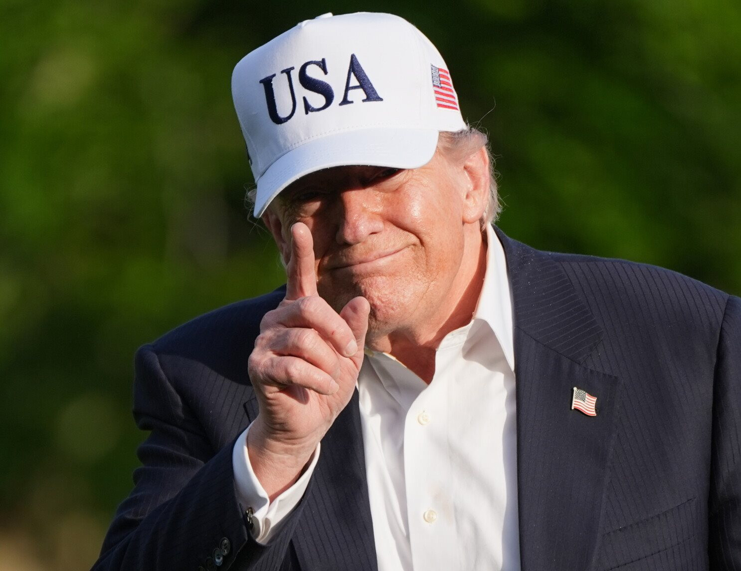 Hơn 1.000 giao dịch t&agrave;i ch&iacute;nh trong 1 th&aacute;ng h&eacute; lộ động th&aacute;i lớn của Tổng thống Trump - Ảnh 1.