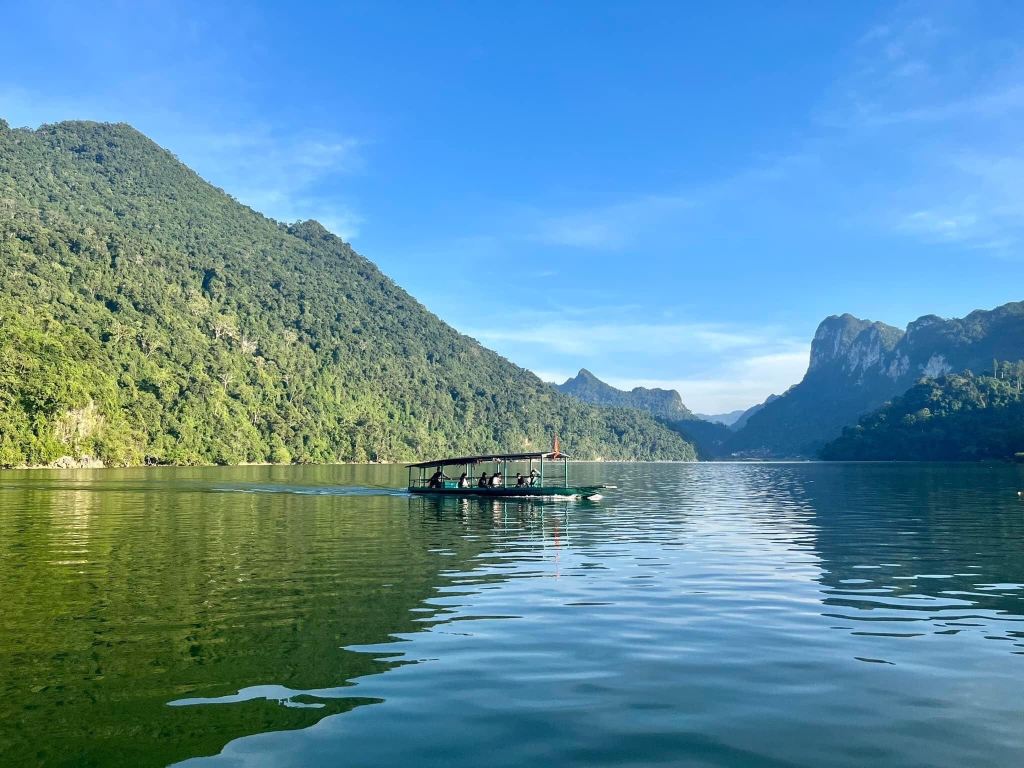 Con đường 37km trị giá 3.700 tỷ đồng nối thẳng đến hồ nước ngọt tự nhiên lớn nhất Việt Nam, lọt top thế giới - Ảnh 2.
