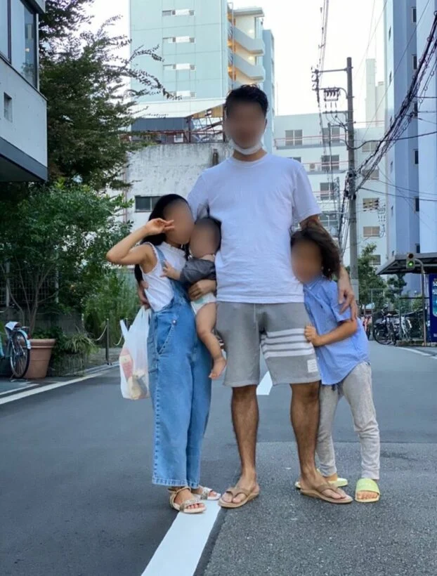 Ly hôn vì vợ ngoại tình, 1 mình nuôi 3 đứa con, hơn 2 năm sau, người đàn ông phát hiện sự thật gây sốc - Ảnh 1.