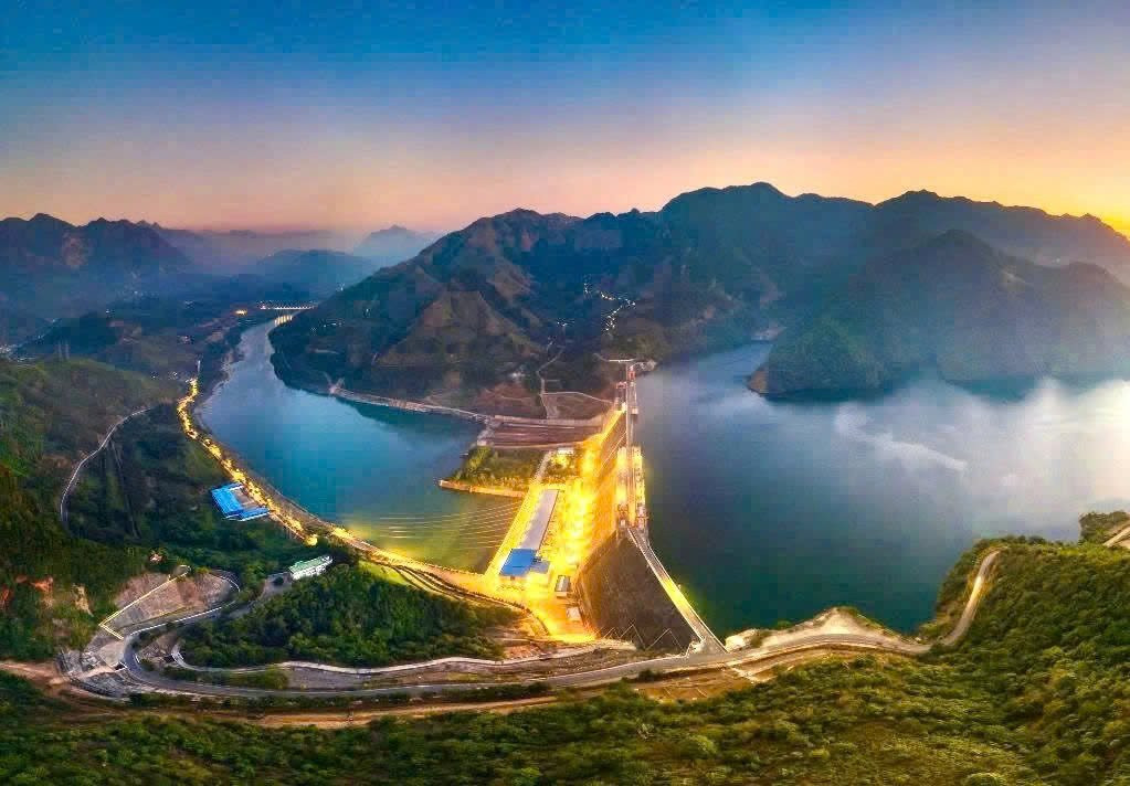 Đập b&ecirc; t&ocirc;ng nứt d&agrave;i 100m nhưng vẫn kh&ocirc;ng dừng thi c&ocirc;ng, c&ocirc;ng tr&igrave;nh 2,3 tỷ USD hiện đại nhất Vi&ecirc;t Nam tạo th&agrave;nh c&ocirc;ng lớn - Ảnh 1.