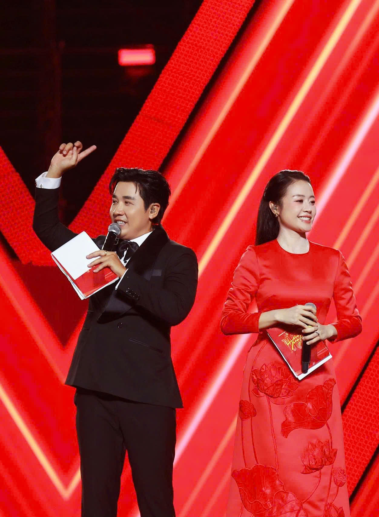 Dẫn “Tổ quốc trong tim” dưới mưa tầm tã, MC Nguyên Khang: “Trong đầu tôi nghĩ: Thôi, xong rồi!” - Ảnh 5.