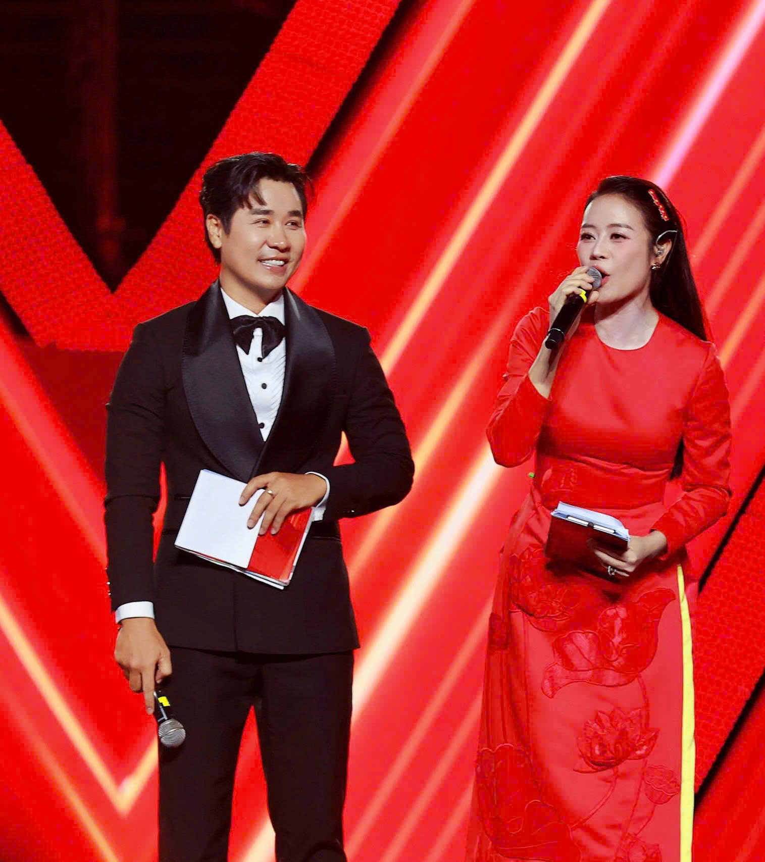 Dẫn “Tổ quốc trong tim” dưới mưa tầm tã, MC Nguyên Khang: “Trong đầu tôi nghĩ: Thôi, xong rồi!” - Ảnh 3.