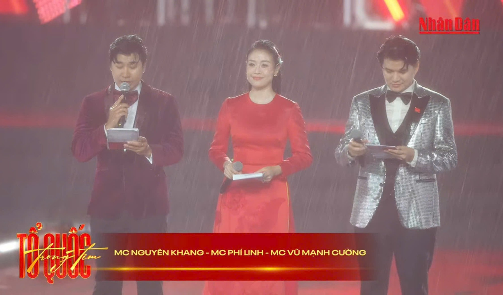 Dẫn “Tổ quốc trong tim” dưới mưa tầm tã, MC Nguyên Khang: “Trong đầu tôi nghĩ: Thôi, xong rồi!” - Ảnh 1.