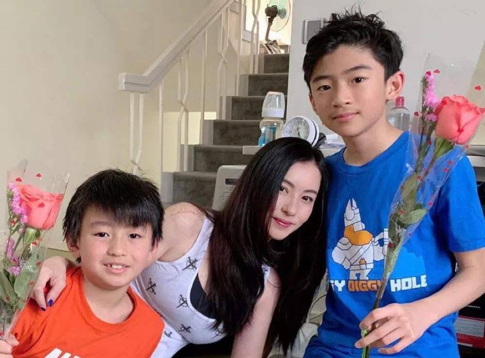 Không chỉ là tình địch suốt 20 năm, cách nuôi dạy con của Vương Phi và Trương Bá Chi cũng bị so sánh - Ảnh 4.