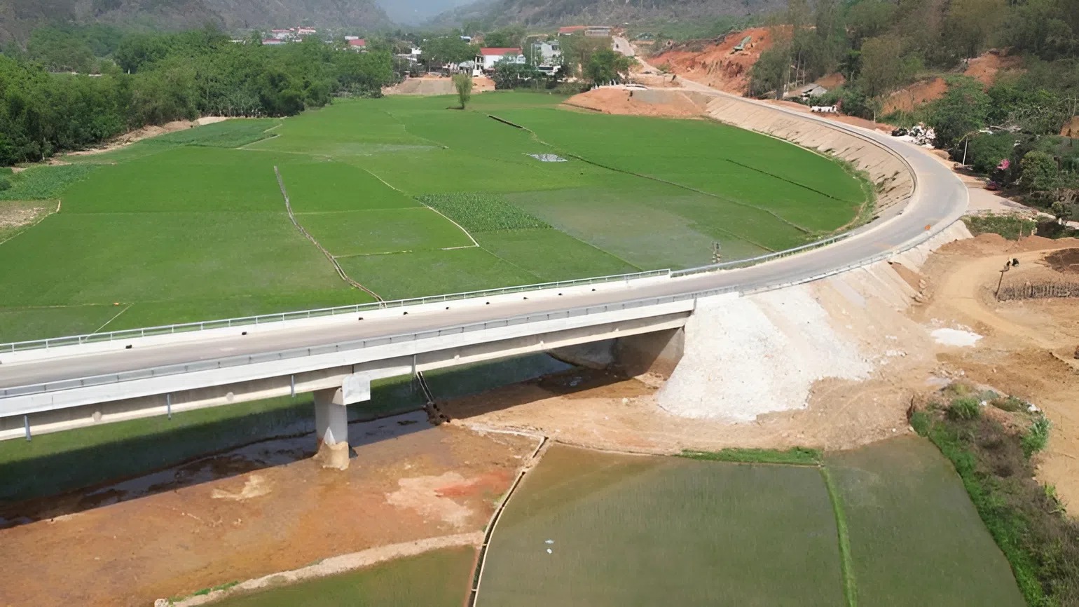 Con đường 37km trị giá 3.700 tỷ đồng nối thẳng đến hồ nước ngọt tự nhiên lớn nhất Việt Nam, lọt top thế giới - Ảnh 1.