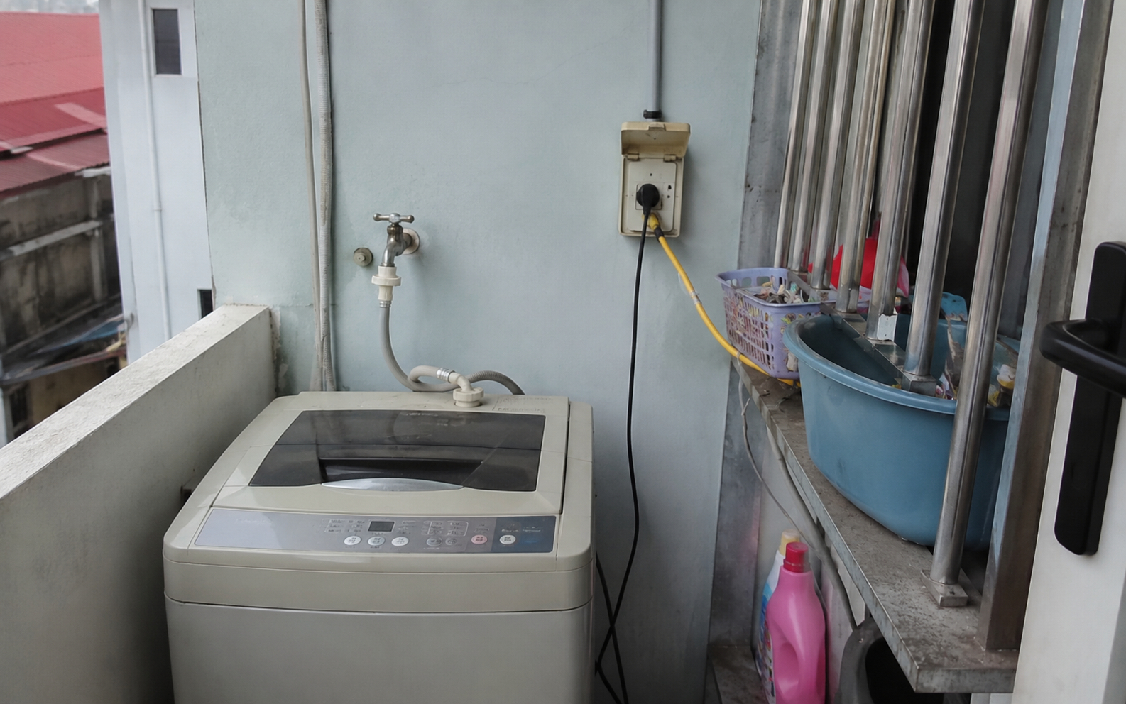 Lời khuy&ecirc;n cho gia đ&igrave;nh đặt m&aacute;y giặt ngo&agrave;i ban c&ocirc;ng, s&acirc;n thượng - Ảnh 1.