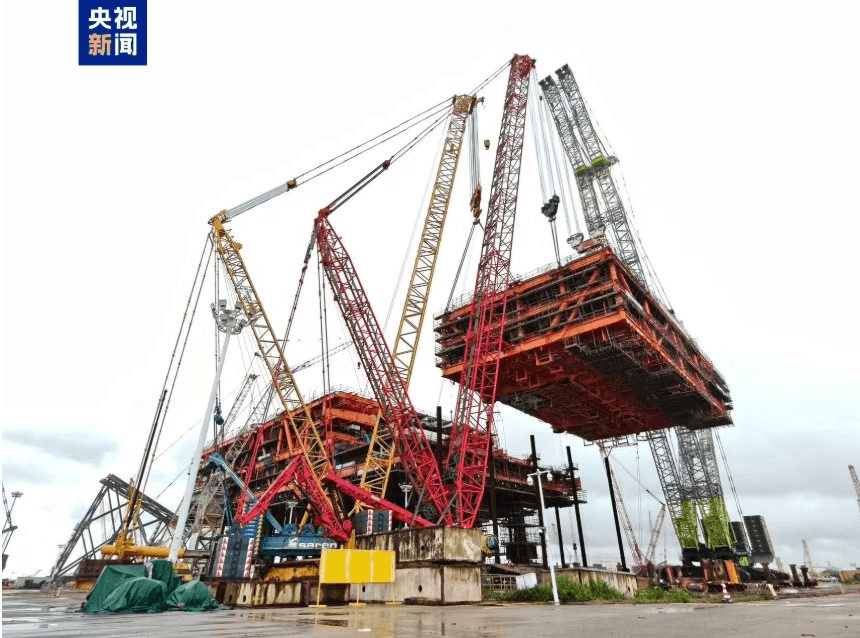 Trung Quốc g&acirc;y chấn động ng&agrave;nh x&acirc;y dựng: Cẩu &lsquo;ngon ơ&rsquo; 2.175 tấn sắt th&eacute;p lắp th&agrave;nh khối cao ngang t&ograve;a 30 tầng, mệnh danh lớn nhất ch&acirc;u &Aacute; - Ảnh 3.