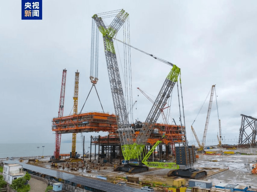 Trung Quốc g&acirc;y chấn động ng&agrave;nh x&acirc;y dựng: Cẩu &lsquo;ngon ơ&rsquo; 2.175 tấn sắt th&eacute;p lắp th&agrave;nh khối cao ngang t&ograve;a 30 tầng, mệnh danh lớn nhất ch&acirc;u &Aacute; - Ảnh 2.