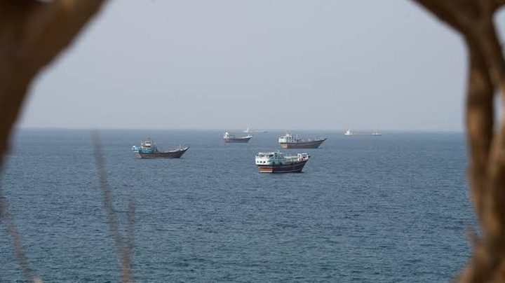T&agrave;u chở dầu 't&agrave;ng h&igrave;nh' ở eo biển Hormuz gi&uacute;p k&igrave;m gi&aacute; dầu thế n&agrave;o? - Ảnh 1.