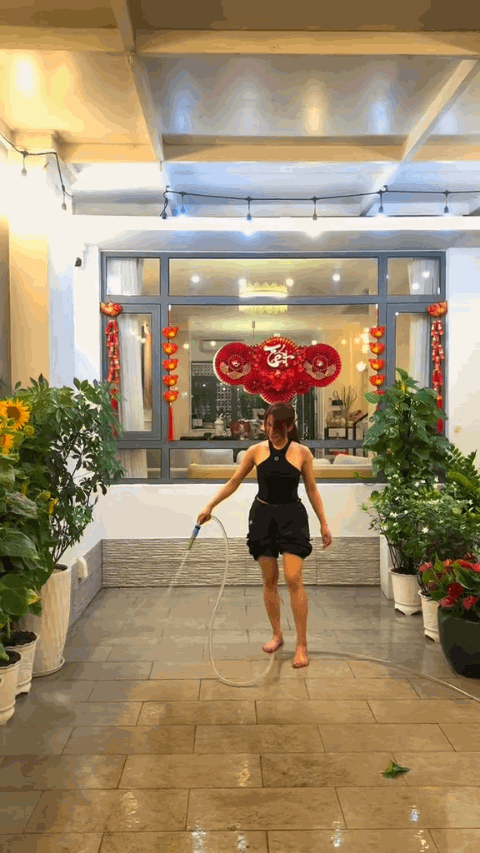 Ngôi nhà của Diệp Lâm Anh - nơi “hồng hài nhi” kém 11 tuổi phủ kín 6.836 đóa hoa hồng, đẹp hơn cả cổ tích- Ảnh 4.