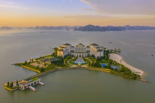 1 h&ograve;n đảo được tỷ ph&uacute; Phạm Nhật Vượng "chăm s&oacute;c" suốt hơn 12 năm: Từng hoang vắng, nhiều cỏ dại, c&aacute;ch bờ chưa đầy 1km, nay cực nổi bật ở tỉnh gi&agrave;u c&oacute; bậc nhất Việt Nam - Ảnh 4.