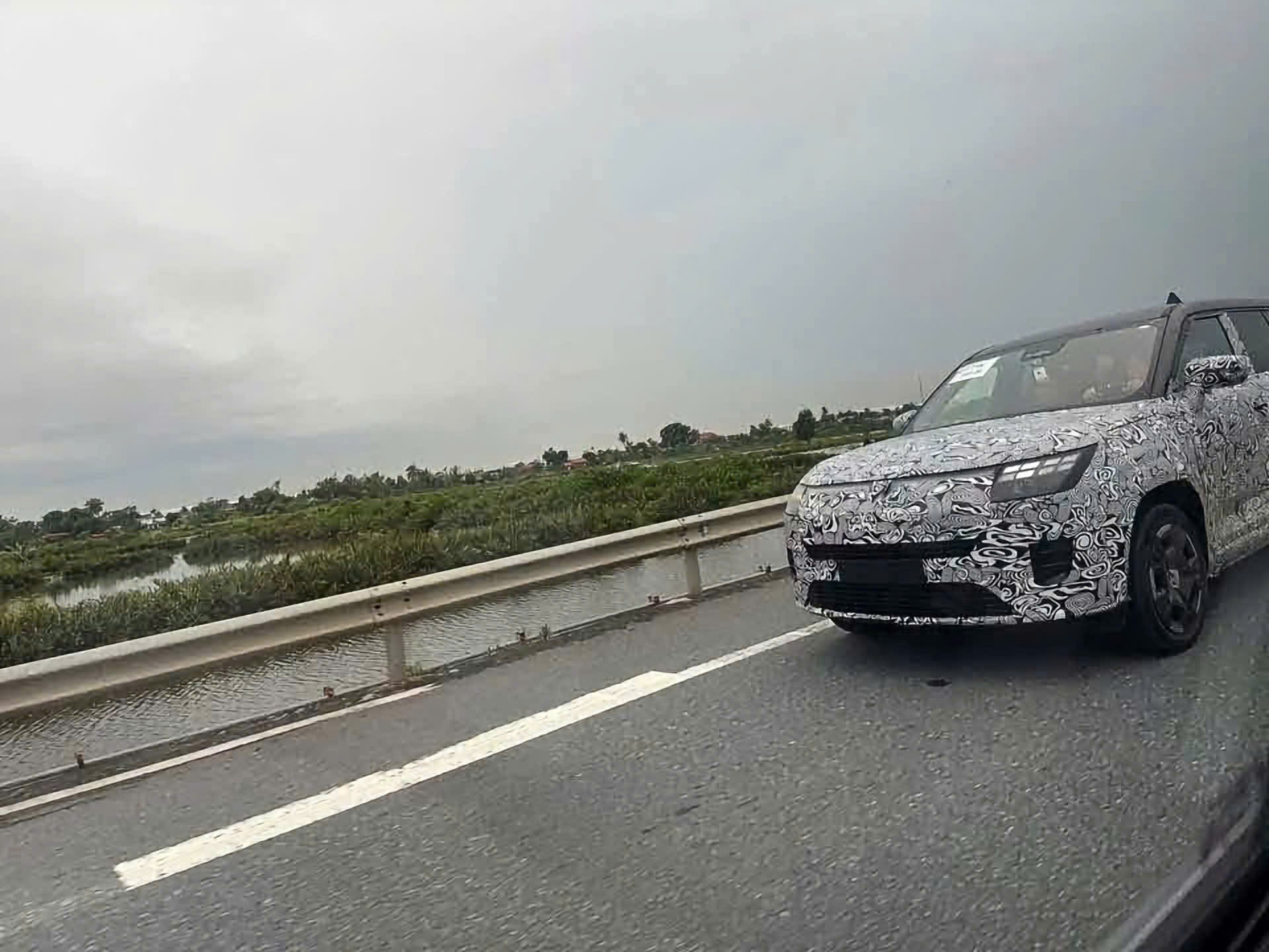Lộ diện xe VinFast mới giống VF 9 lăn bánh trên đường: Vuông vức khối hộp, đầu đèn khác lạ, có ống xả - Ảnh 2.