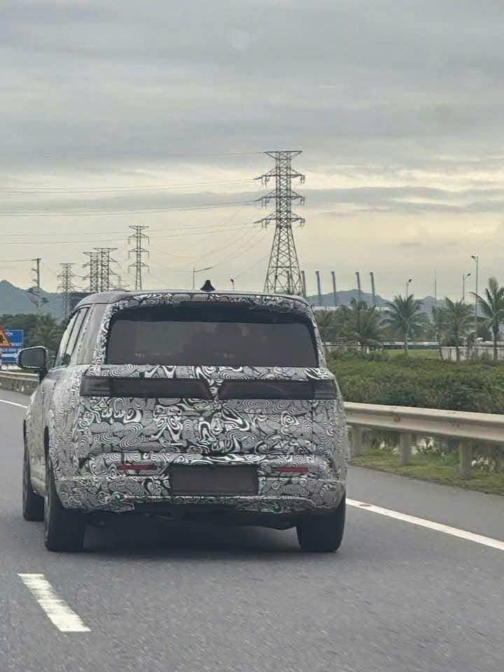 Lộ diện xe VinFast mới giống VF 9 lăn bánh trên đường: Vuông vức khối hộp, đầu đèn khác lạ, có ống xả - Ảnh 3.