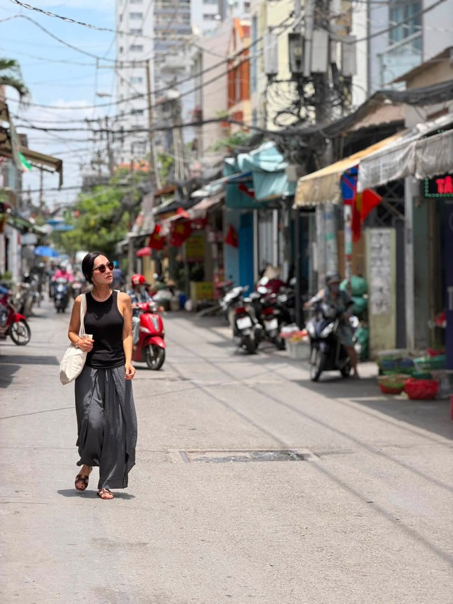 Kim Hiền từ Mỹ về Việt Nam sau ly hôn chồng doanh nhân, đứng ngoài nhà cũ, lặng lẽ nhìn vào - Ảnh 2. Kim Hiền từ Mỹ về Việt Nam sau ly hôn chồng doanh nhân, đứng ngoài nhà cũ, lặng lẽ nhìn vào - Ảnh 2.