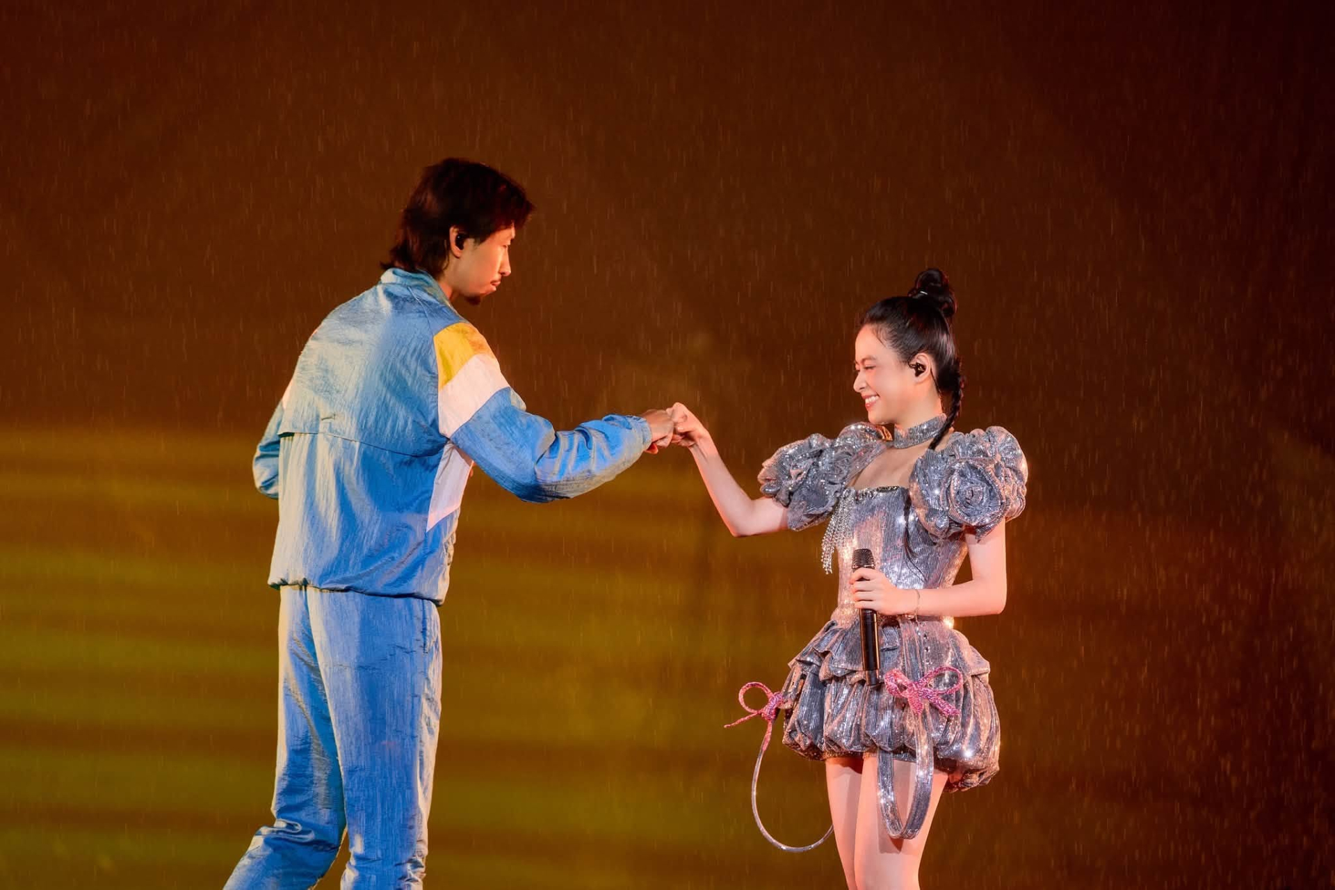 "Mang ngay lễ đường đến cho Đen V&acirc;u v&agrave; Ho&agrave;ng Thuỳ Linh"- Ảnh 5.