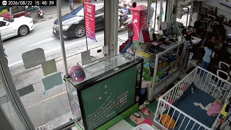 Ô tô suýt cán cậu bé, cha nạn nhân tát tài xế và sự thật gây sốc - Ảnh 1. Ô tô suýt cán cậu bé, cha nạn nhân tát tài xế và sự thật gây sốc - Ảnh 1.