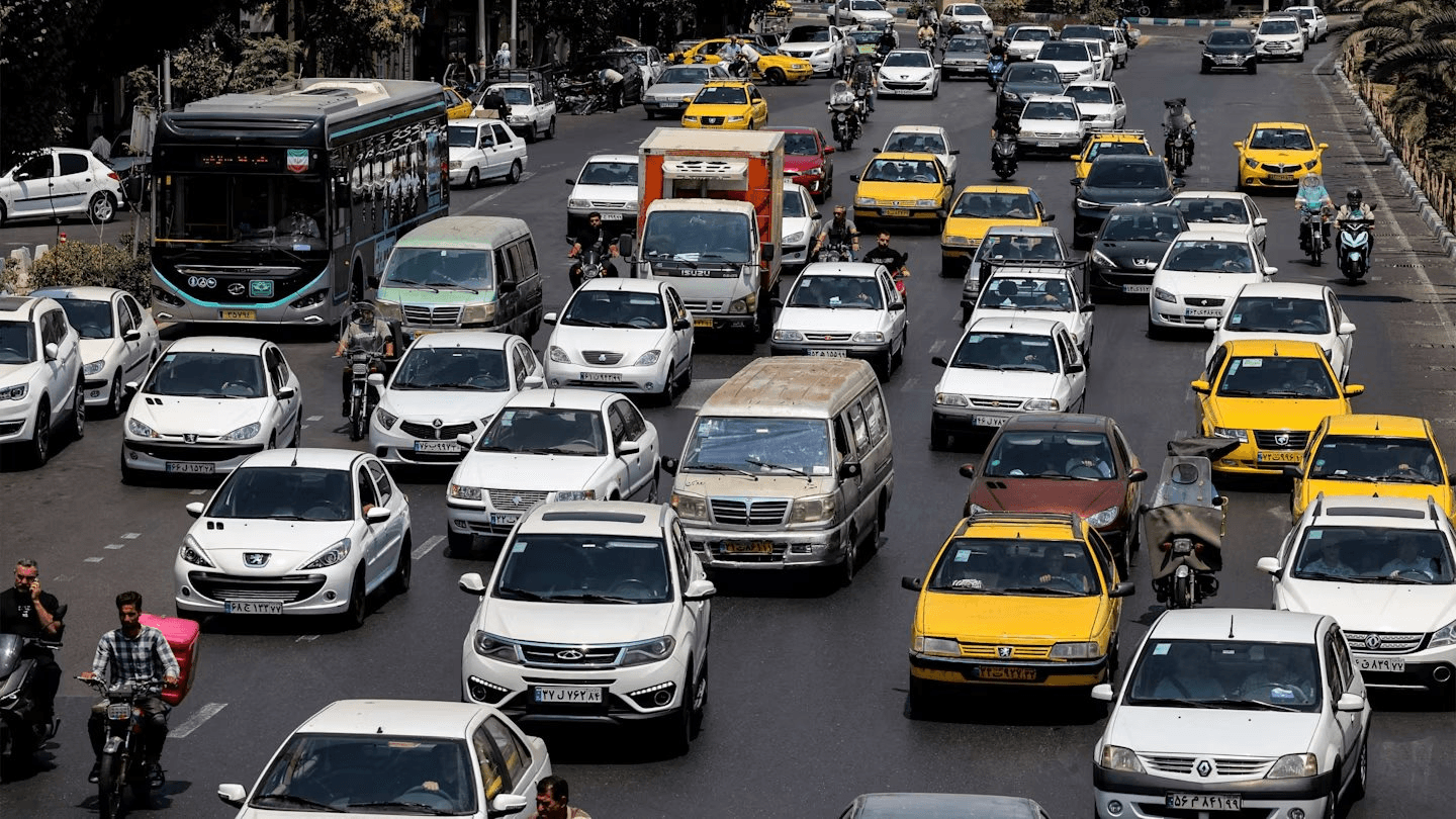 B&aacute;n chưa tới 1.000 đồng/l&iacute;t xăng, nền kinh tế hơn 90 triệu d&acirc;n đang thiếu nhi&ecirc;n liệu nghi&ecirc;m trọng, h&agrave;ng d&agrave;i người xếp h&agrave;ng chờ đổ xăng - Ảnh 1.