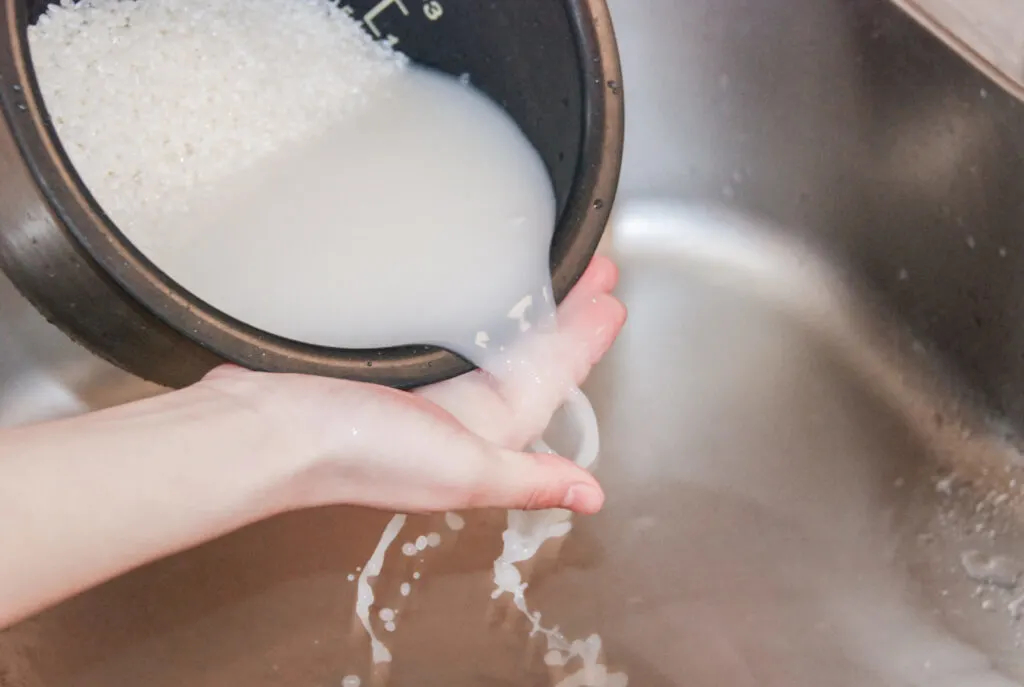 V&igrave; sao kh&ocirc;ng n&ecirc;n vo gạo 2 lần trong nồi cơm điện? - Ảnh 2.
