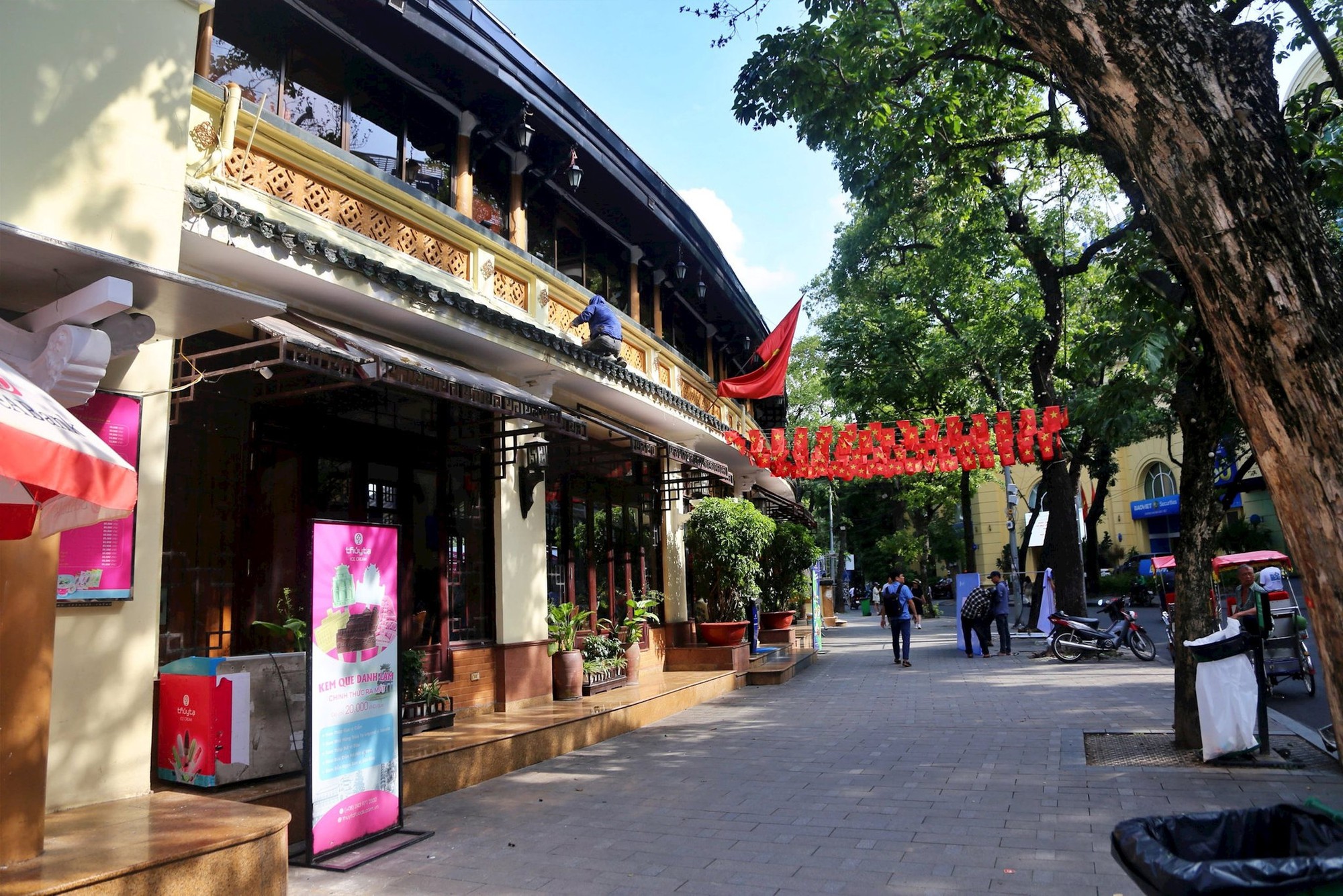 Nh&agrave; h&agrave;ng lịch sử gần 100 năm duy nhất b&ecirc;n cạnh Hồ Gươm, lợi nhuận l&ecirc;n tới cả triệu USD - Ảnh 2.