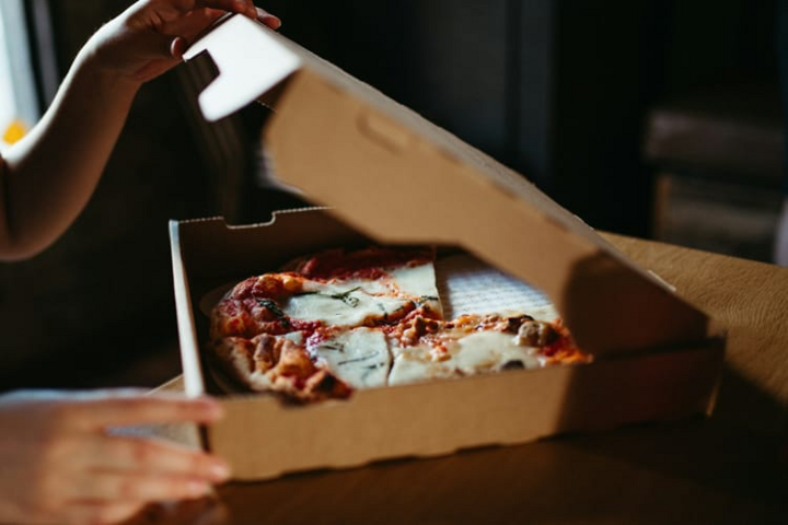 Thanh ni&ecirc;n đặt pizza giao khắp nơi đối mặt 8 năm t&ugrave; - Ảnh 1.