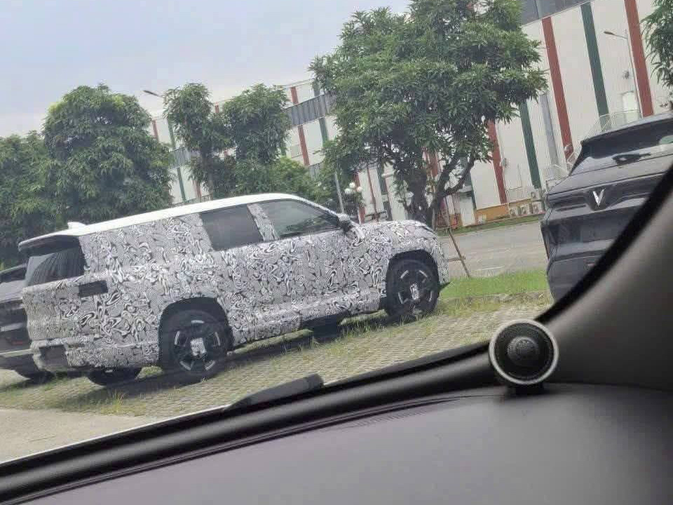SUV VinFast cỡ trung mới lần đầu lộ diện tr&ecirc;n đường: D&aacute;ng g&oacute;c cạnh, gầm cao hơn VF 8, một chi tiết giống xe hybrid - Ảnh 5.