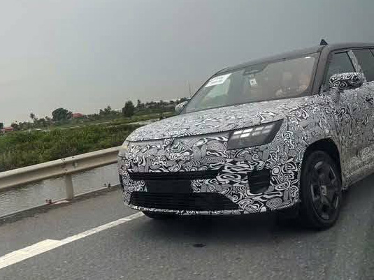SUV VinFast cỡ trung mới lần đầu lộ diện tr&ecirc;n đường: D&aacute;ng g&oacute;c cạnh, gầm cao hơn VF 8, một chi tiết giống xe hybrid - Ảnh 1.
