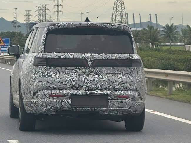 SUV VinFast cỡ trung mới lần đầu lộ diện tr&ecirc;n đường: D&aacute;ng g&oacute;c cạnh, gầm cao hơn VF 8, một chi tiết giống xe hybrid - Ảnh 2.