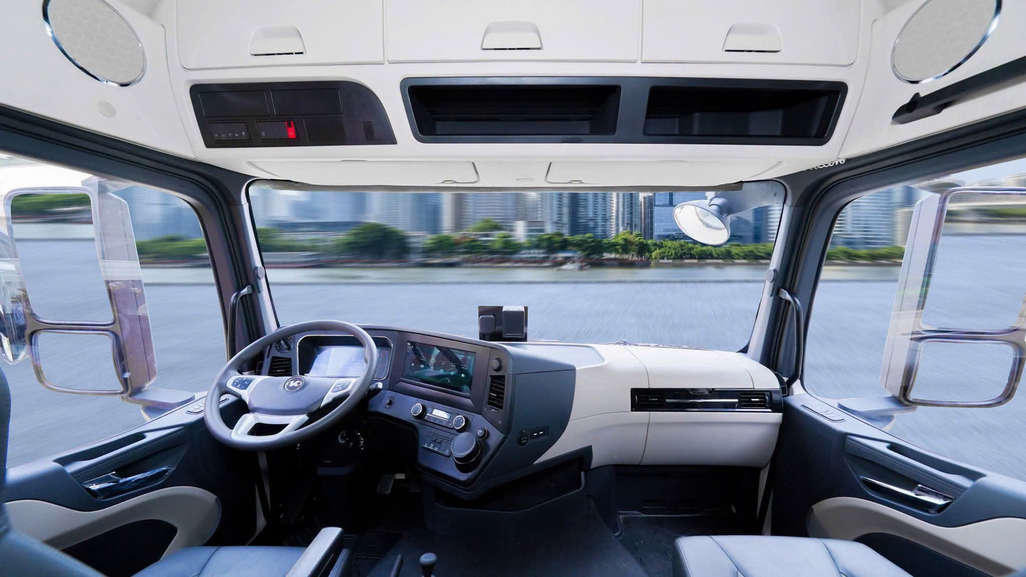 Hãng xây nhà máy ở Huế ra mắt xe điện hạng nặng, tặng trụ sạc giá hơn 1 tỷ đồng khi mua 5 xe - Ảnh 2.
