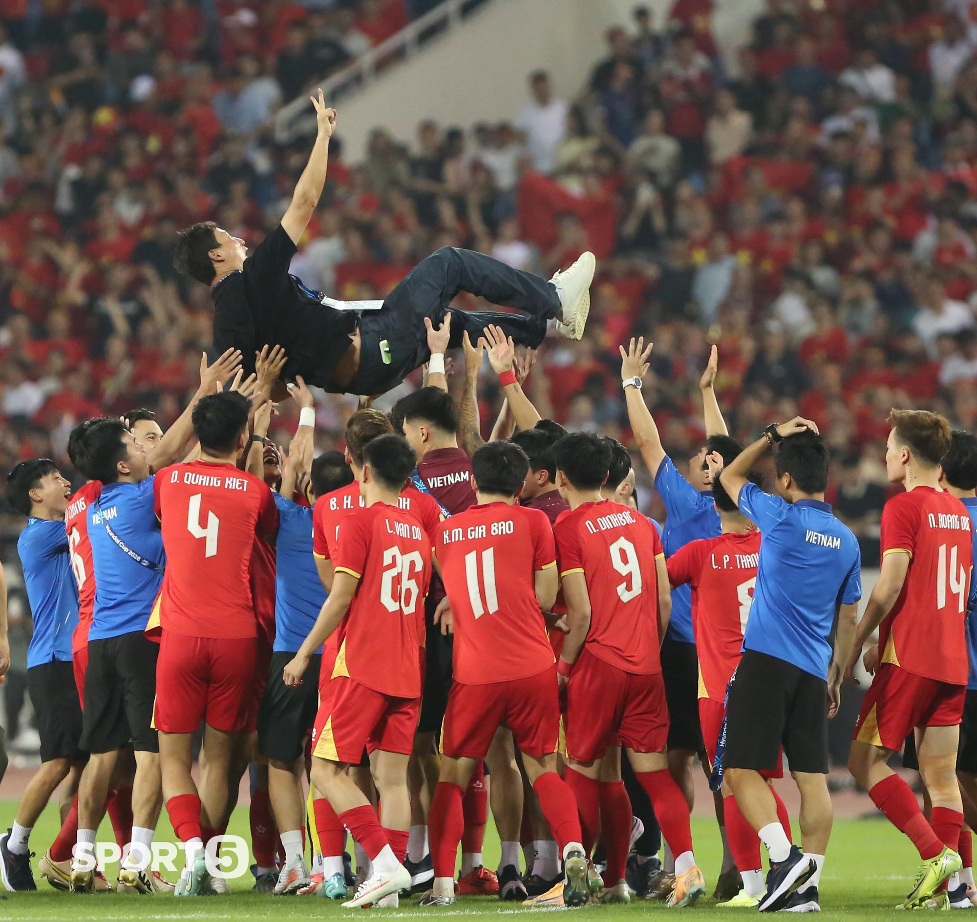 ĐT Việt Nam v&ocirc; địch ASEAN Cup 2026: HLV Kim Sang - sik v&agrave; niềm vui Duy Mạnh - Ảnh 1.