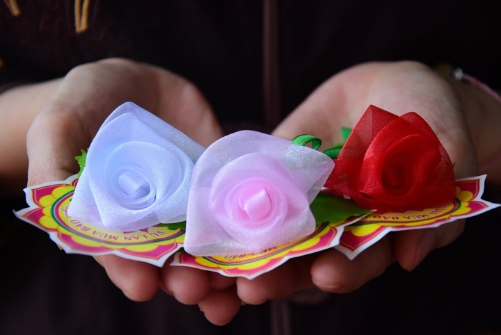 &Yacute; nghĩa c&agrave;i hoa hồng l&ecirc;n &aacute;o trong lễ Vu lan - Ảnh 1.