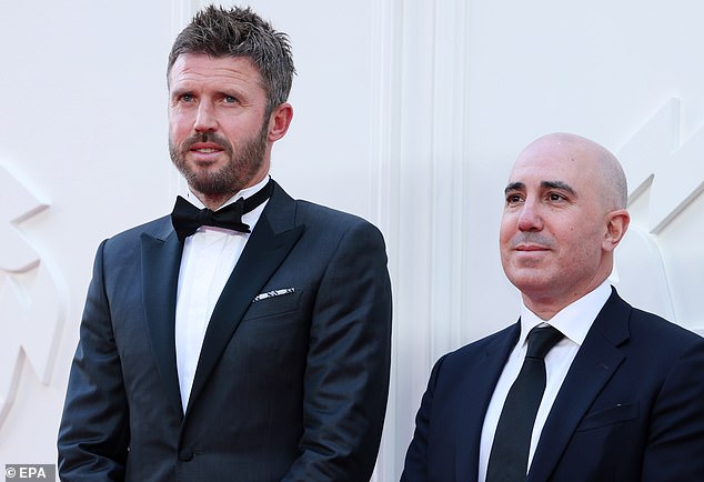 Thảm đỏ PFA 2026: Bruno Fernandes và những ngôi sao bóng đá xuất sắc nhất - Ảnh 3. Thảm đỏ PFA 2026: Bruno Fernandes và những ngôi sao bóng đá xuất sắc nhất - Ảnh 3.