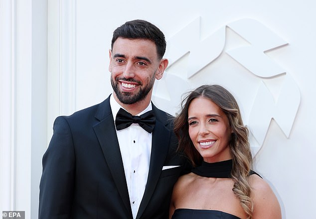 Thảm đỏ PFA 2026: Bruno Fernandes và những ngôi sao bóng đá xuất sắc nhất - Ảnh 2. Thảm đỏ PFA 2026: Bruno Fernandes và những ngôi sao bóng đá xuất sắc nhất - Ảnh 2.
