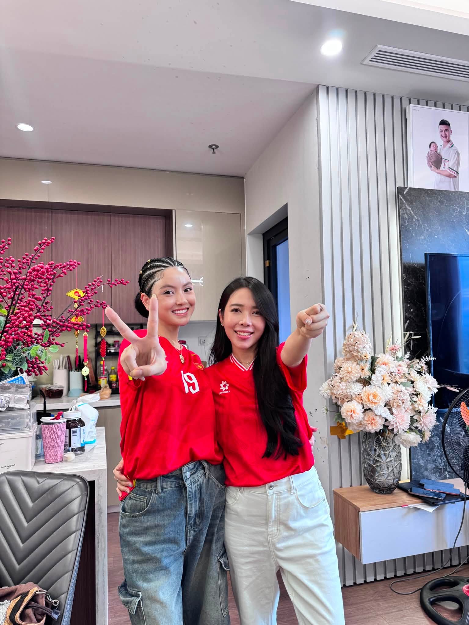 D&agrave;n WAGs xinh đẹp cổ vũ đội tuyển Việt Nam trong trận chung kết 2026 - Ảnh 6.