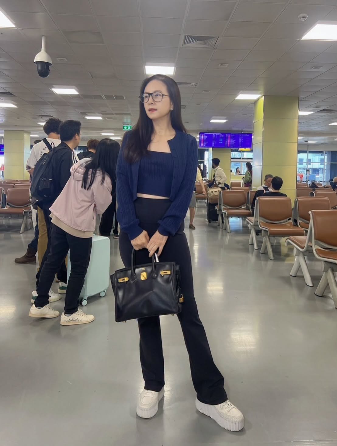 Madam Pang mang theo 1 m&oacute;n đồ xa xỉ trị gi&aacute; hơn 660 triệu đồng đến Việt Nam để theo d&otilde;i chung kết ASEAN Cup 2026 - Ảnh 2.