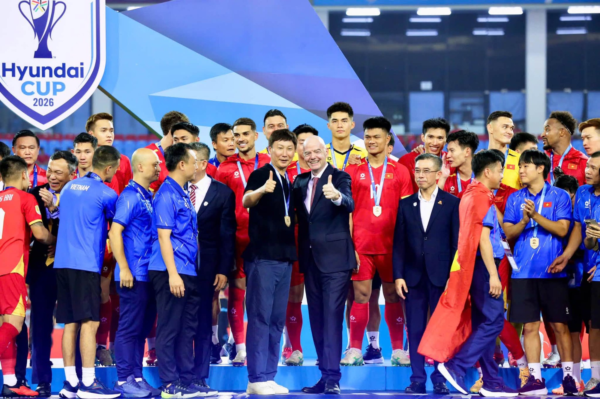Chủ tịch FIFA tấm tắc khen Việt Nam: V&ocirc; địch qu&aacute; xứng đ&aacute;ng, kh&ocirc;ng kh&iacute; b&oacute;ng đ&aacute; tuyệt đỉnh - Ảnh 1.