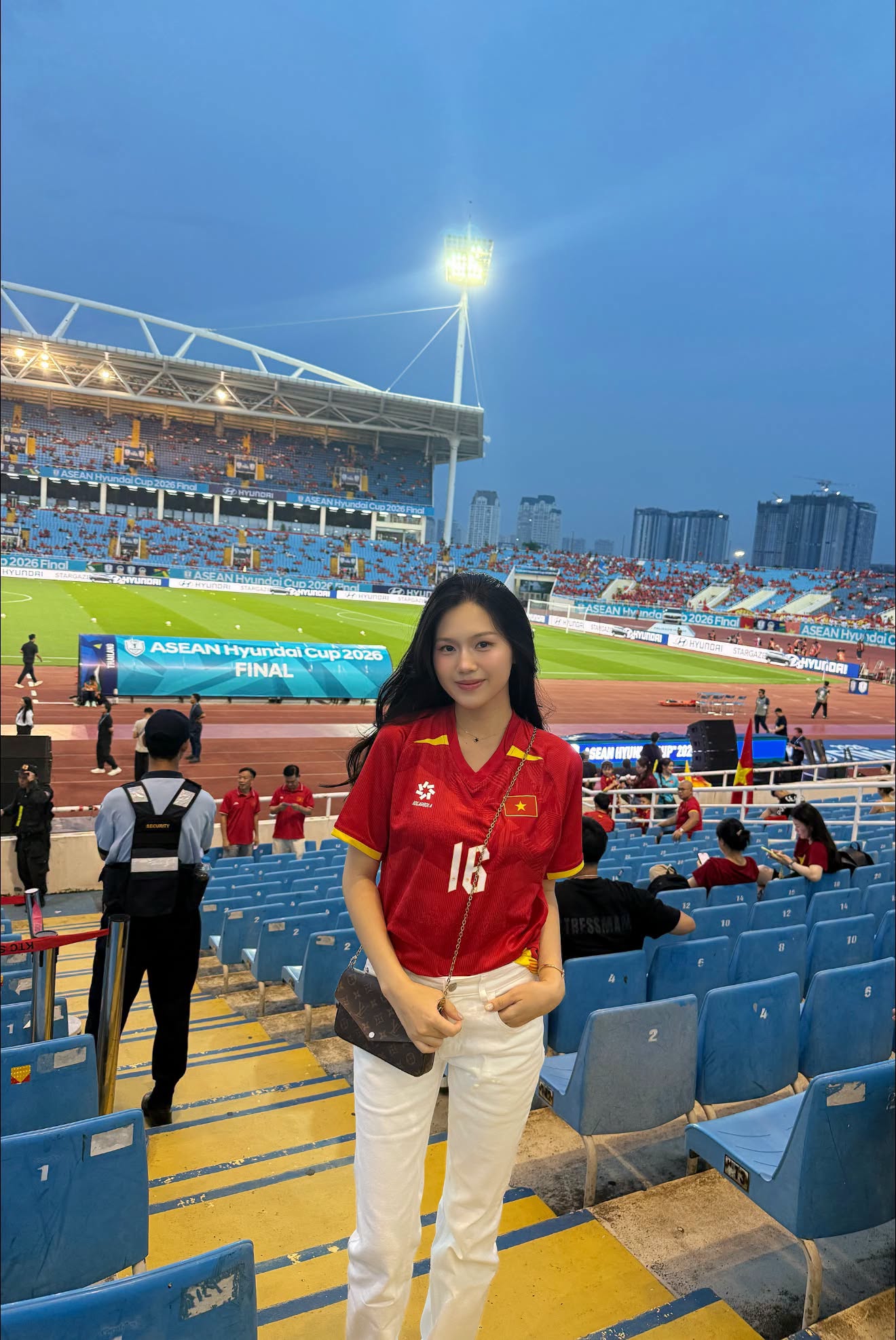 D&agrave;n WAGs xinh đẹp cổ vũ đội tuyển Việt Nam trong trận chung kết 2026 - Ảnh 3.