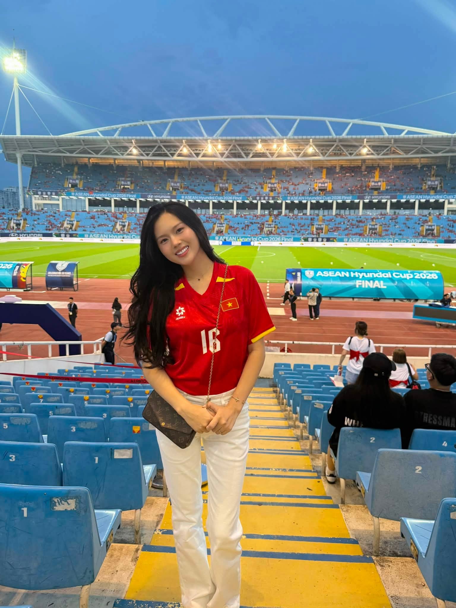 D&agrave;n WAGs xinh đẹp cổ vũ đội tuyển Việt Nam trong trận chung kết 2026 - Ảnh 2.