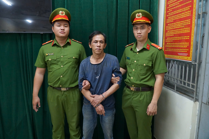 C&ocirc;ng an TP . HCM bắt nghi phạm cướp tiệm v&agrave;ng sau hơn 1 giờ g&acirc;y &aacute;n - Ảnh 1.