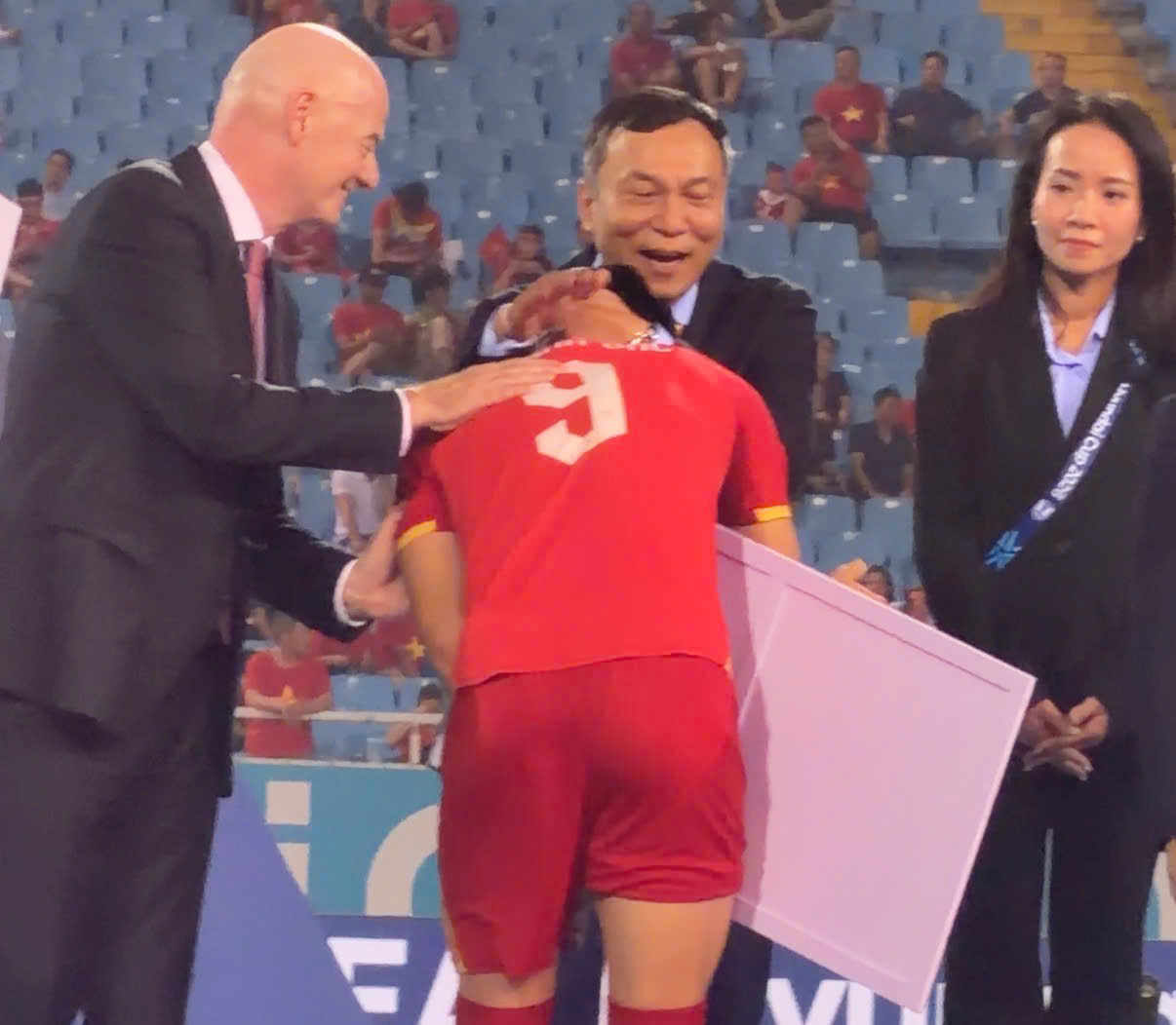 Chủ tịch FIFA Gianni Infantino ch&uacute;c mừng ĐTVN v&agrave; khoảnh khắc đ&aacute;ng nhớ với HLV Kim Sang - sik - Ảnh 7.