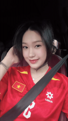 D&agrave;n WAGs xinh đẹp cổ vũ đội tuyển Việt Nam trong trận chung kết 2026 - Ảnh 1.