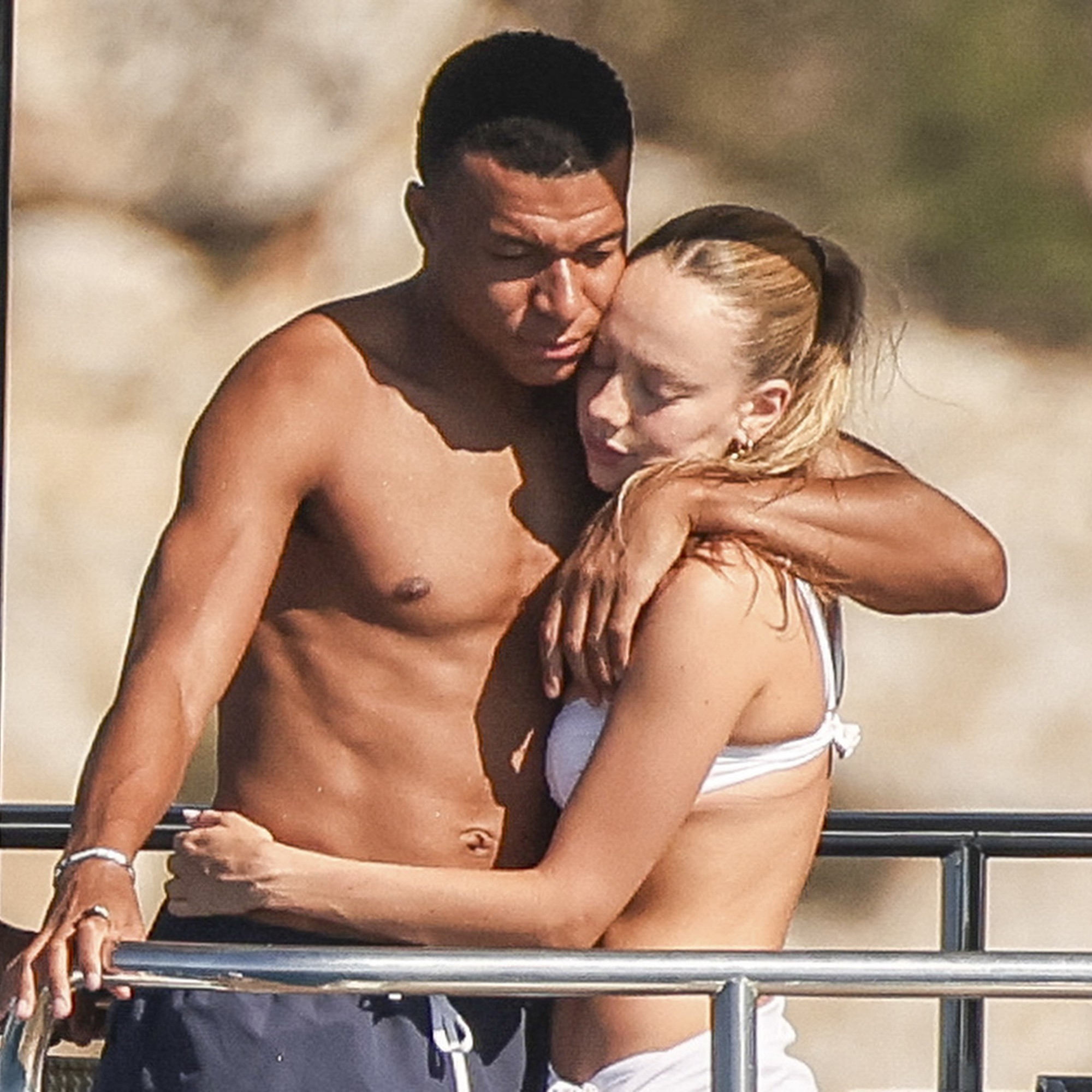 Ester Expósito từ chối cảnh nóng vì tình yêu hạnh phúc với Kylian Mbappé - Ảnh 6. Ester Expósito từ chối cảnh nóng vì tình yêu hạnh phúc với Kylian Mbappé - Ảnh 6.