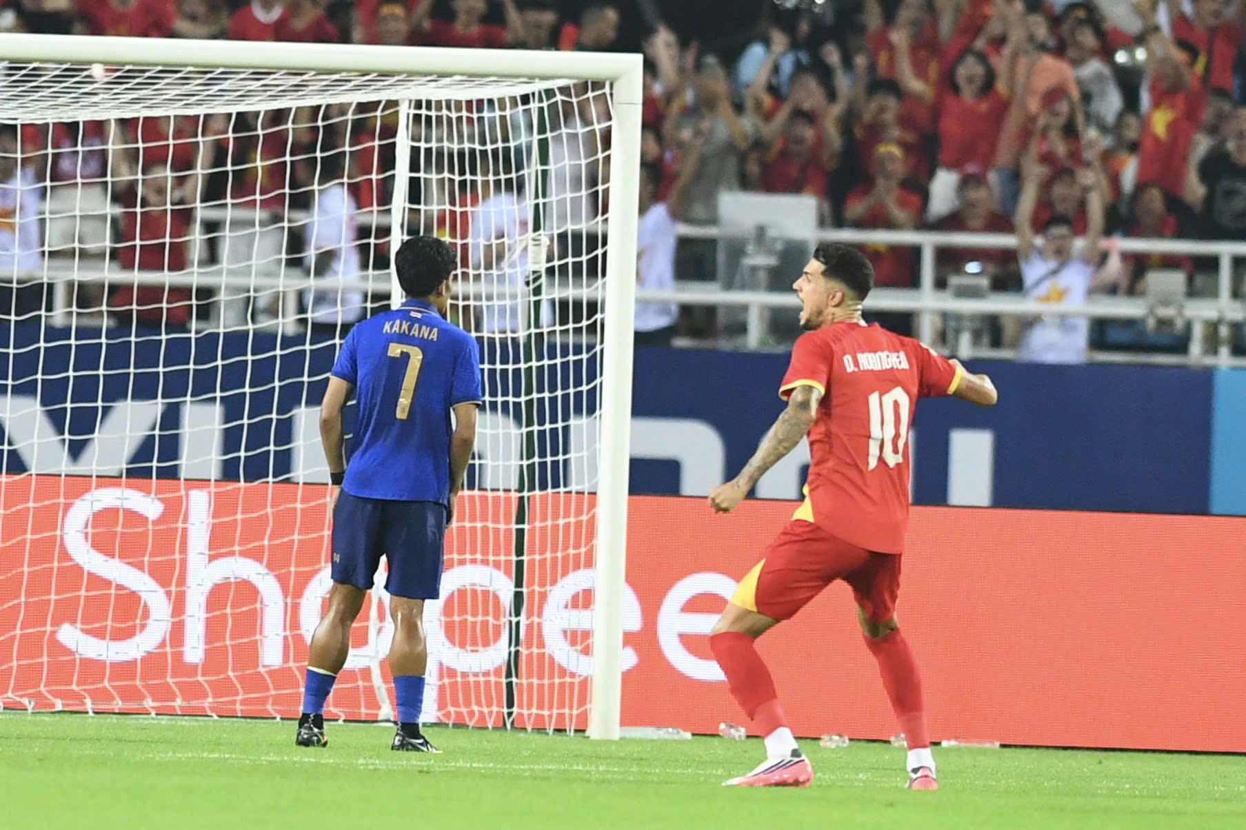 Cầu thủ Thái Lan hỏng penalty , Việt Nam ăn mừng như chiến thắng tại ASEAN Cup 2026 - Ảnh 6. Cầu thủ Thái Lan hỏng penalty , Việt Nam ăn mừng như chiến thắng tại ASEAN Cup 2026 - Ảnh 6.