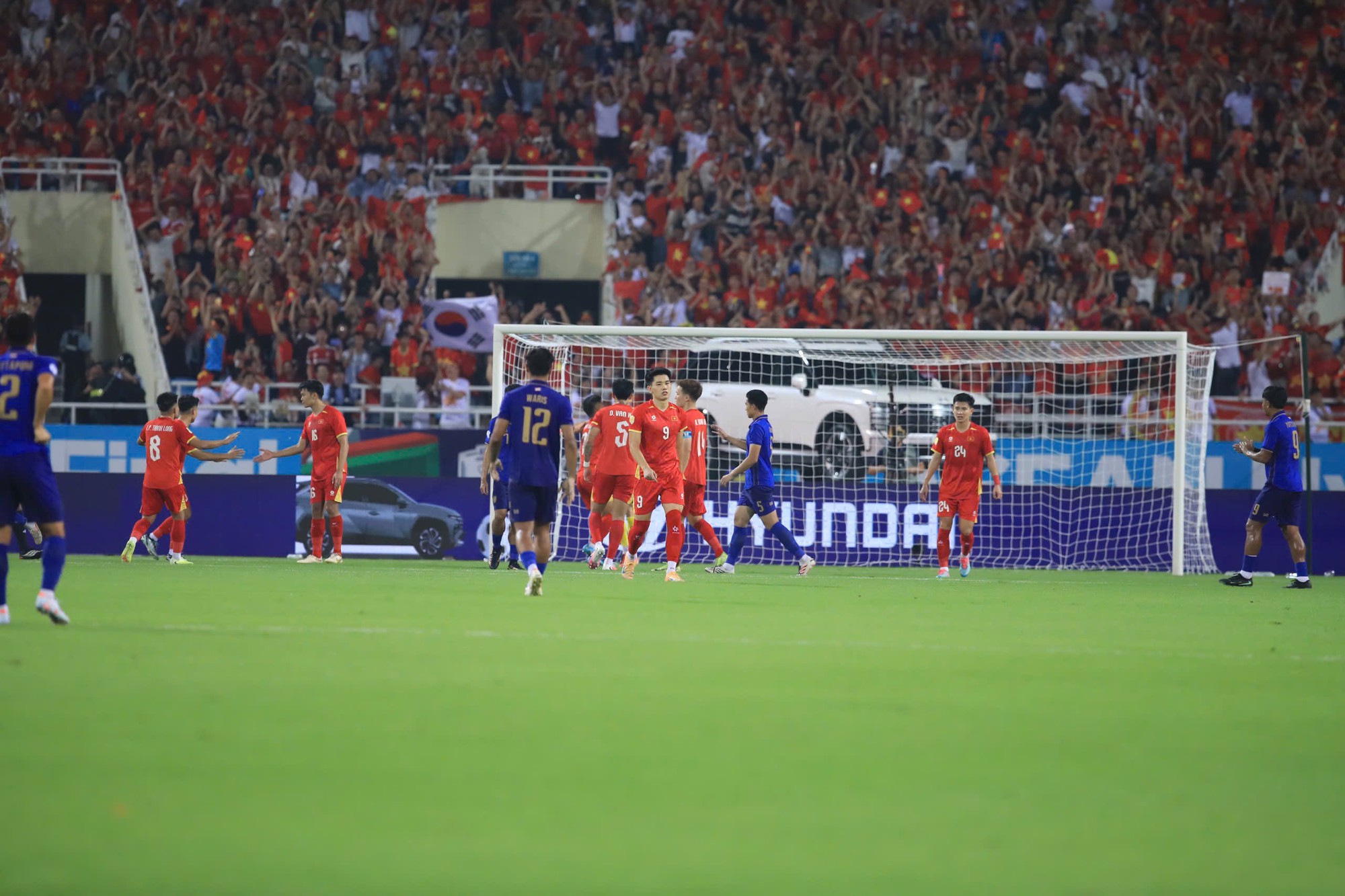 Cầu thủ Thái Lan hỏng penalty , Việt Nam ăn mừng như chiến thắng tại ASEAN Cup 2026 - Ảnh 5. Cầu thủ Thái Lan hỏng penalty , Việt Nam ăn mừng như chiến thắng tại ASEAN Cup 2026 - Ảnh 5.