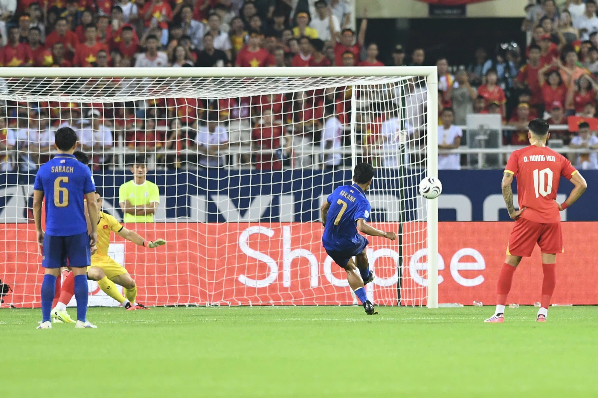 Cầu thủ Thái Lan hỏng penalty , Việt Nam ăn mừng như chiến thắng tại ASEAN Cup 2026 - Ảnh 1. Cầu thủ Thái Lan hỏng penalty , Việt Nam ăn mừng như chiến thắng tại ASEAN Cup 2026 - Ảnh 1.